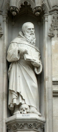 Maximilian-Kolbe-Statue am Westportal von Westminster Abbey, London