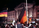 03.10.1990: Deutschland feiert vor dem Reichstagsgebäude die Wiedervereinigung