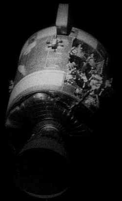 Das Apollo-13-Servicemodul nach der Abtrennung. Auf der rechten Seite wurde seine Außenwand durch die Explosion weggesprengt.