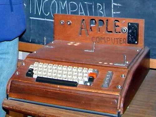 Der Apple I, der erste Computer, den Steve Jobs und Steve Wozniak 1976 herausbrachten, im Smithsonian Museum
