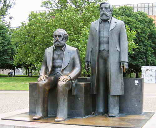 Denkmal für Karl Marx und Friedrich Engels vor dem inzwischen abgerissenen Palast der Republik in Berlin-Mitte