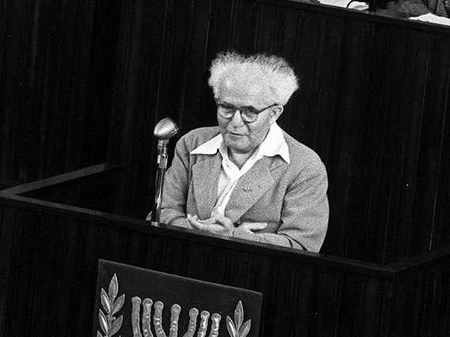 Der israelische Ministerpräsident David Ben-Gurion 1949 vor dem israelischen Parlament, der Knesset, in Tel Aviv: „Es wird immer nur eine Hauptstadt geben“