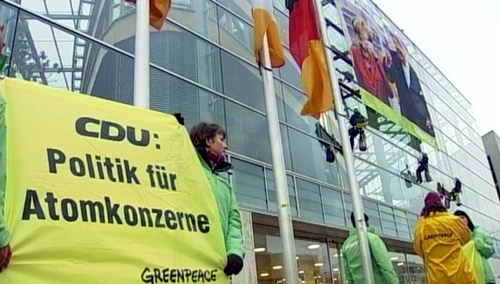 Greenpeace-Aktion an der CDU-Parteizentrale in Berlin. "CDU - Politik für Atomkonzerne"