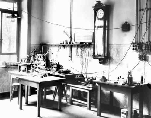 Das Laboratorium von Wilhelm Conrad Röntgen 1895 im ehemaligen Physikalischen Institut der Universität Würzburg, wo er die X-Strahlen entdeckte