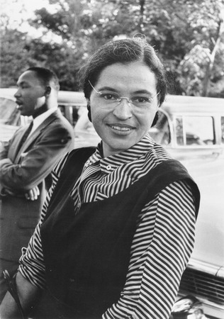 Rosa Parks, im Hintergrund M. L. King