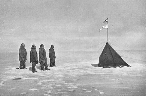Roald Amundsen (links) und seine Begleiter Oscar Wisting, Sverre Hassel und Helmer Hanssen 1911 am Südpol. Fotograf war Olav Bjaaland.