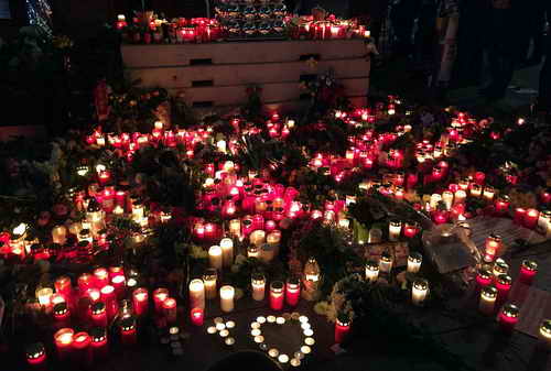 Ein Meer von Kerzen nach dem Anschlag auf dem Breitscheidplatz in Berlin 2016; zum Vergößern hier klicken