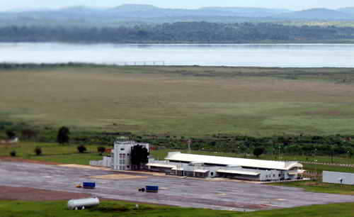 Luftbild des alten Entebbe International Airport in Uganda 2009 mit Tower und Terminal, wo sich vom 28.06. - 04.07. Geiselnahme und -Befreiung abspielten