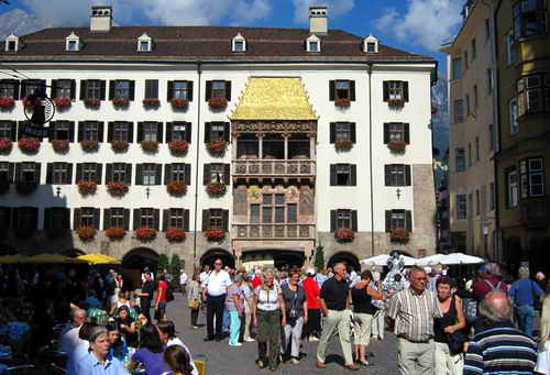 Innsbruck: Blick von Süden aus der Herzog-Friedrich-Straße auf den Erker mit dem Godenen Dachl. Auf dem Platz davor wurde Jakob Hutter am 25.02.1536 hingerichtet.