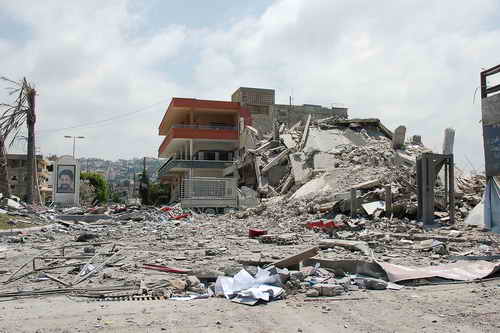 21.07. 2006: Ein durch einen israelischen Luftangriff zerstörtes Gebäude in Ghaziyeh bei Sidon, Südlibanon 