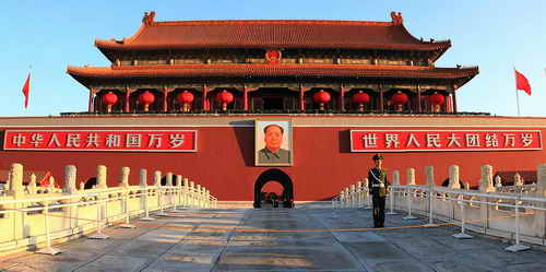 Das Tor des Himmlischen Friedens mit dem Portrait von Mao Tsetung auf dem Tian’anmen-Platz in Peking