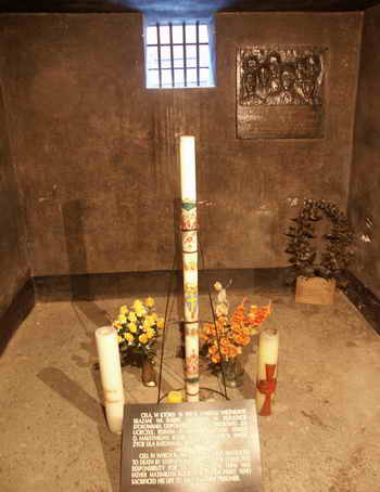 Todeszelle von Pater Maximilian Kolbe, KZ Auschwitz I, Block 11. Die Kerze ist ein Geschenk von Papst Johannes Paul II. (2004) 