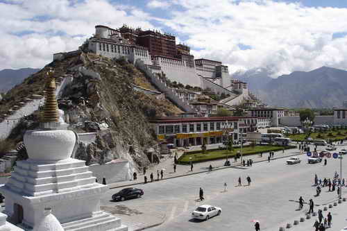 Der Potala-Palast in Lhasa, der der Hauptstadt des autonomen tibetischen Gebietes. Von 1642 bis 1959 war es die offizielle Residenz und Regierungssitz der Dalai Lamas