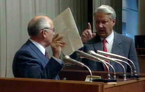 23.08.1991: "Sie lesen das jetzt", sagt Boris Jelzin (re.im Bild.), Präsident der Republik Russland, im Parlament vor velen Millionen Fernsehzuschauern zu Michail Gorbatschow, Staatschef der Sowjetunion und Parteichef der KPdSU. 