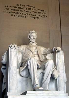 Statue von Abraham Lincoln, dem 16. Präsidenten der USA, im Lincoln Memorial in Washington D.C 