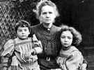 Marie Curie mit ihren Kindern