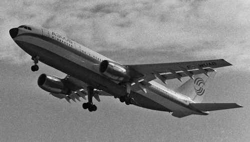 8.10.1972: Der Airbus A300B bei seinem 1. Testflug in Seitenansicht mit ausgefahrenen Landeklappen und Fahrwerk über dem südfranzösischem Flughafen Flugplpatz Toulouse-Blagnac