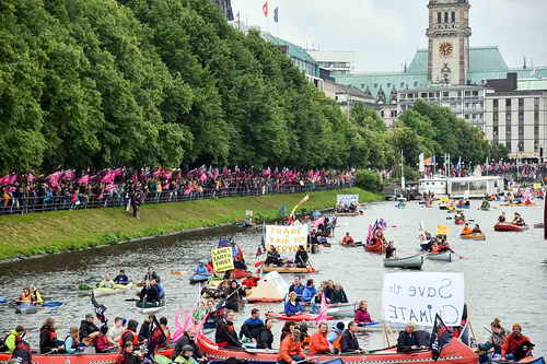 „G20 Protestwelle“ am 2. Juli 2017 mit 130 Booten auf der Binnenalster in Hamburg. Im Hintergrund der Turm des Hamburger Rathauses.