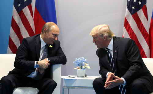 07.07.2017, G20-Gipfel in Hamburg: Ersttreffen zwischen Russlands Präsident Wladimir Putin (links) und US-Präsident Donald Trump 