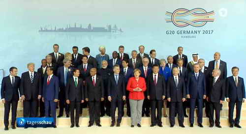 07.07.2017: „Familienfoto“ zum G-20-Gipfel in Hamburg mit Bundeskanzlerin Angela Merkel als Gastgeberin in der Mitte mit dem roten Blazer.