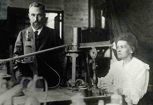 Pierre und Marie Curie in ihrem Laboratorium in der Rue Cuvier in Paris