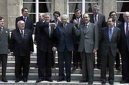 27.05.1997: Pressefoto von dem Élisée-Palast in Paris. Der russische Präsident Boris Jelzin (Mitte) Hand in Hand mit US-Präsident Bill Clinton und dem französischen Präsidenten Jacques Chirac