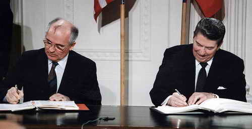 1987: Der sowjetische Generalsekretär Michail S. Gorbatschow (links) und US-Präsident Ronald Reagan unterzeichnen im Weißen Haus den INF-Vertrag (8.12.1987).