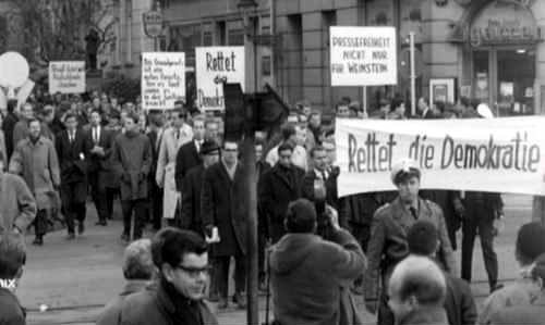 Oktober 1962: Die SPIEGEL-Affäre treibt die Bundesbürger auf die Straße. Auf Spruchbändern steht "Rettet die Demokratie"