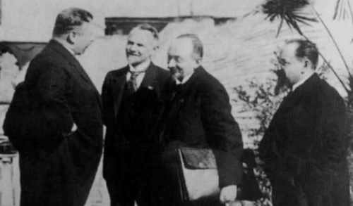 1922: Teilnehmer der Verhandlungen zum Vertrag von Rapallo, der den Friedensvertrag zwischen Deutschland und der Sowjetunion begründete.