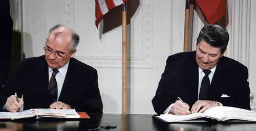 08.12.1987: Der sowjetische Generalsekretär Michail Gorbatschow (links) und US-Präsident Ronald Reagan unterzeichnen im Weißen Haus in Washington den INF-Vertrag