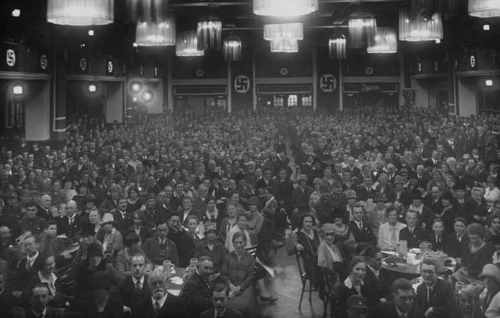 NSDAP-Versammlung im Bürgerbräukeller in München, ca. 1923