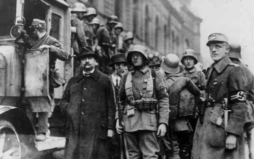 Hitlerputsch 1923, Stoßtrupp Hitlers (mit Hakenkreuz-Armbinden) bei der Verhaftung von Münchener Stadträten
