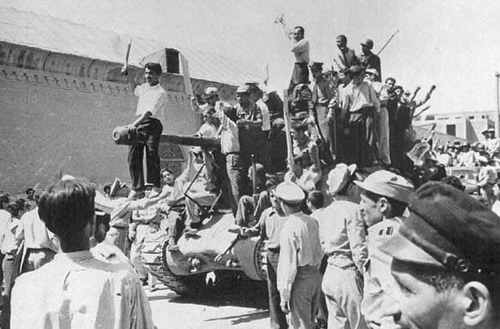 19. August 1953: Ein Panzer auf dem Weg zur Residenz des Ministerpräsidenten Mohammad Mossadegh. Titelbild der Teheraner Wochenzeitung Tehran Mosavar nach der CIA-Geheimoperation Ajax