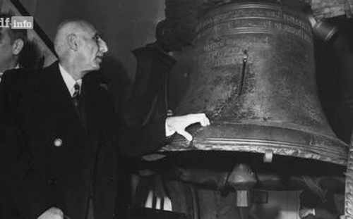 Mohammad Mossadegh bei seinem USA-Besuch 1951 vor der Friedensglocke in Philadephia