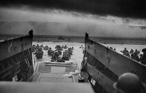 06.06.1944: Soldaten der 1. US-Infanteriedivision beim Verlassen eines Landungsbootes (LCVP) der Küstenwache, um den Omaha Beach (Deckname der Alliierten) zu erstürmen. Das Foto von U.S.-Army-Fotograf Robert F. Sargent zeigt US-Soldaten beim Verlassen eines Landungsbootes (LCVP) der Küstenwache. Die Szene wurde 1998 im Hollywoodfilm "Der Soldat James Ryan" filmisch verwendet