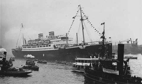 Das Passagierschiff „St. Louis“ umgeben von zahlreichen kleineren Schiffen im Hafen von Havanna, Kuba