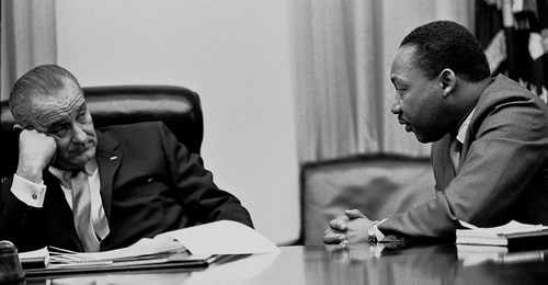 Martin Luther King, jr. am 18. März 1966 bei US-Präsident Lyndon B. Johnson im Weißen Haus