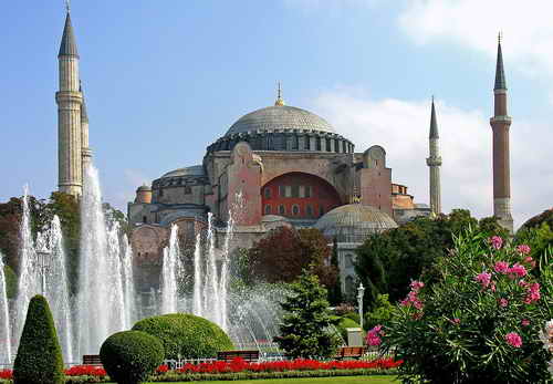 Die Hagia Sophia, ursprünglich Hauptkirche des byzantinischen Reiches und Mittelpunkt der orthodoxen Kirche und nach der osmanischen Eroberung von Konstantinopel / Byzanz eine Moschee, wurde 1934 per Dekret in ein Museum umgewandelt. Im Juli 2020 annullierte der türkische Staatsrat dieses Dekret und macht die Hagia Sophia wieder zur Moschee