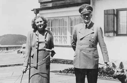 Adolf Hitler mit seiner langjährigen Freundin Eva Braun 1942 auf dem Berghof am Obersalzberg. Kurz vor ihrem Suizid heiraten sie