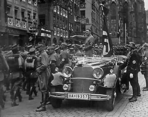 Adolf Hitler bei einer Parade auf dem Nürnberger Hauptmarkt anlässlich des Reichsparteitages im September 1935