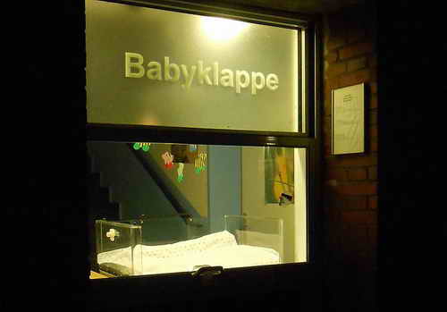 Nächtlich erleuchtete Babyklappe an der Dortmunder Kinderklinik