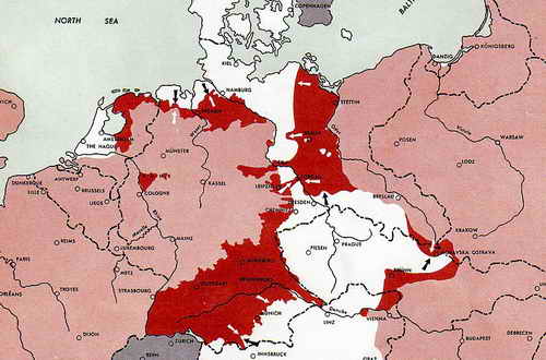 Karte des Frontverlauf am 1. Mai 1945, einen Tag nachdem Hitlers Suizid (rot: letzte Gebietsgewinne der Alliierten)