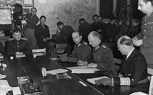 07.05.1945: Generaloberst Alfred Jodl in Reims beim Unterzeichnen der Gesamtkapitulation der Deutschen Wehrmacht in Reims, die tags darauf von allen drei Teilstreitkräften in Berlin ratifiziert wurde 
