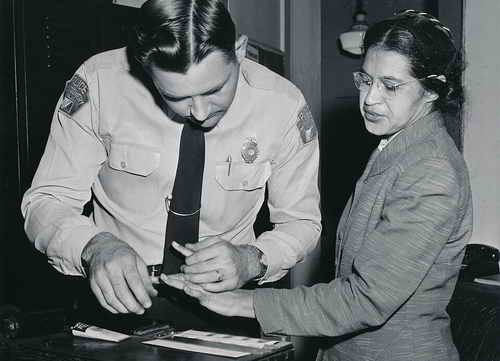 Rosa Parks bei ihrer 2. Festnahme am 22.02.1956, Nahme von Fingerabdrücken