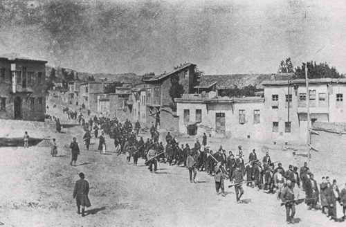 Mai 1915: Armenier werden von bewaffneten Wachen aus Karphert (türkisch: Harput) weggeführt. Die Gebildeten und Einflussreichen der Stadt waren selektiert worden