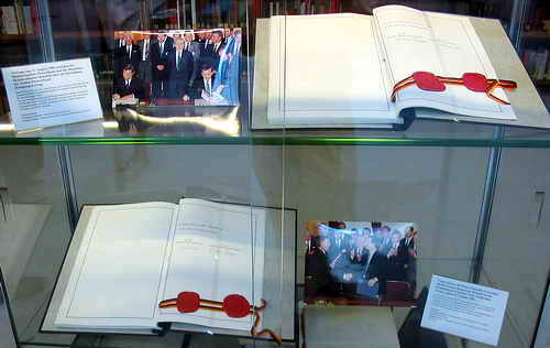 Der Einigungsvertrag der Bundesrepublik Deutschland und der Deutschen Demokratischen Republik (DDR) vom 31. August 1990. Beide Exemplare werden im Archiv des deutschen Auswärtigen Amtes in Berlin aufbewahrt.