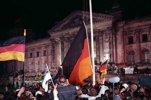 03.10.1990: Wiedervereinigungsfeier vor dem Berliner Reichstagsgebäude - /Hunderttausende sind dabei, als die schwarz-rot-goldene Bundesfahne gehisst wird