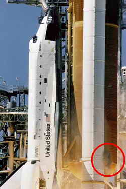 Unglücksursache (s. roter Ring): heiße Verbrennungsgase, die bei einem Dichtungsring am Feststoffbooster austraten