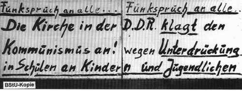 2-teiliges Plakat, dass Pfarrer Oskar Brüsewitz vor seiner Selbstverbrennung am Dachgepäckträger seines Pkw befestigt hatte. Darauf heißt es: Funkspruch an alle ... Die Kirche der D.D.R. klagt den Kommunismus an wegen Unterdrückung in Schulen an Kindern und Jugendlichen