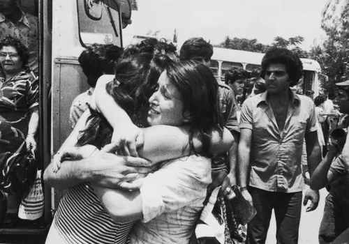 Am 04.07.1976 in Entebbe, Uganda, befreite Geiseln bei ihrer R&uuml;ckkehr nach Israel 